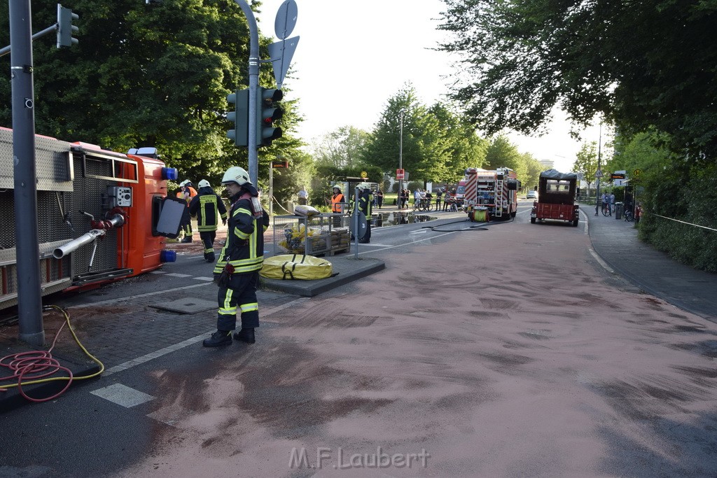 TLF 4 umgestuerzt Koeln Bocklemuend Ollenhauer Ring Militaerringstr P069.JPG - Miklos Laubert